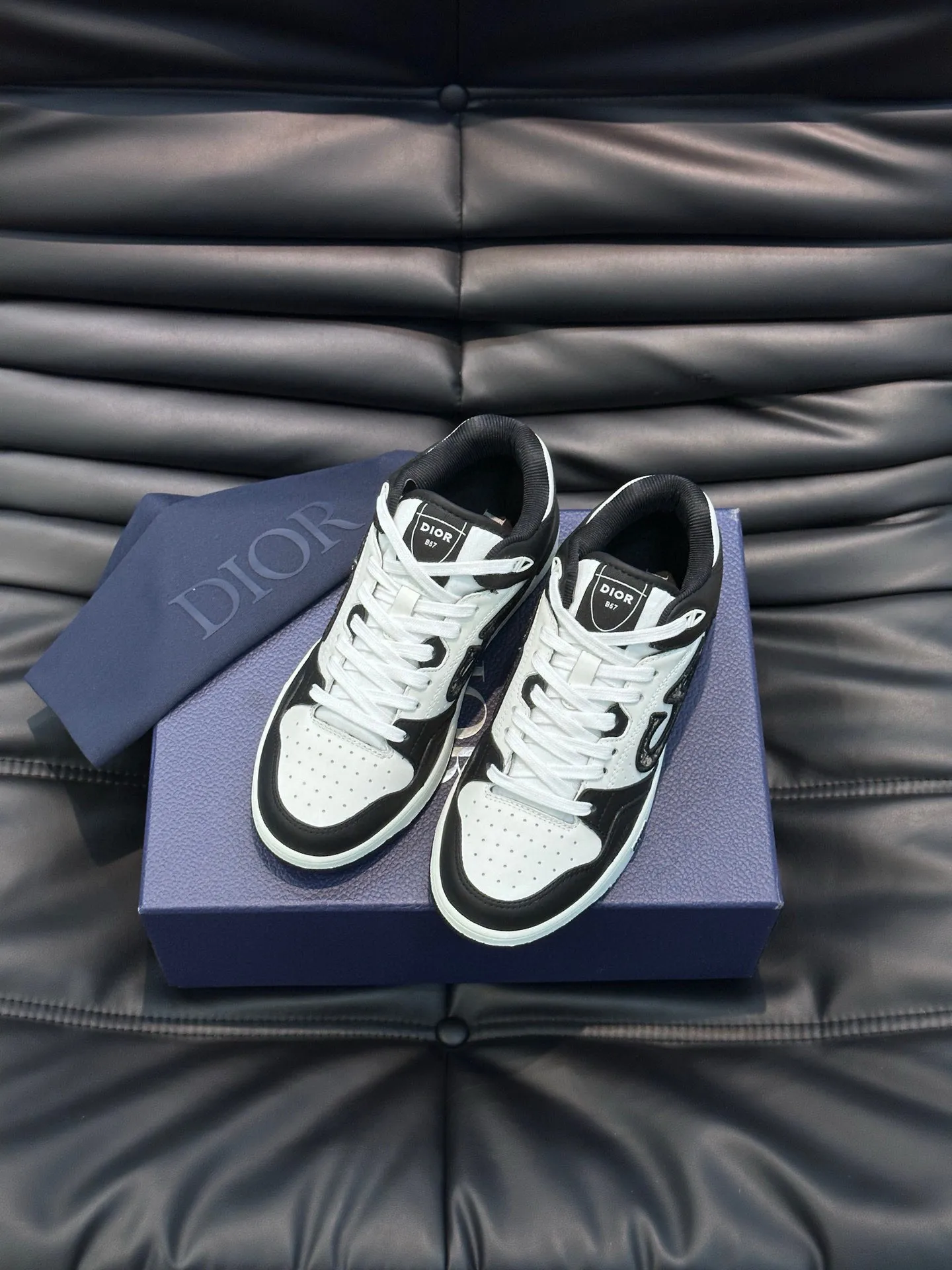 Ex-factory price: 440💰DIOB57 mid-top sneakers are shipped. This B57 mid-top sneaker is a new product in the 2024 spring men's wear series. It reinterprets the basketball shoe design and has become a classic item of Dior. Mid-top lace-up style crafted from color-blocked cow leather with contrasting suede and a CD logo displayed on the side. The tongue is decorated with the Dior B57 logo, and various distinctive details enhance the style. The CD logo eyelet details, upper stitching and rubber panels highlight the dynamic charm of its sports style. With two-color rubber sole, mesh fabric lining and cotton lining for foot padding, the upper foot is comfortable and breathable. Can be paired with a variety of clothing to create a sophisticated look. Code 38-44, (45 can be customized)